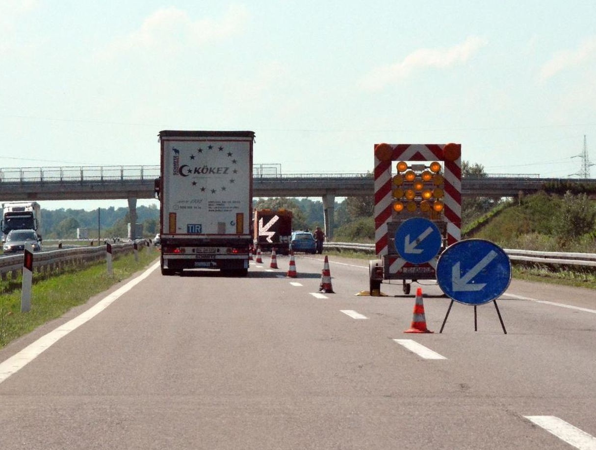 Teška nesreća na A3 kod Rešetara: automobilom udario u signalizaciju i betonski element