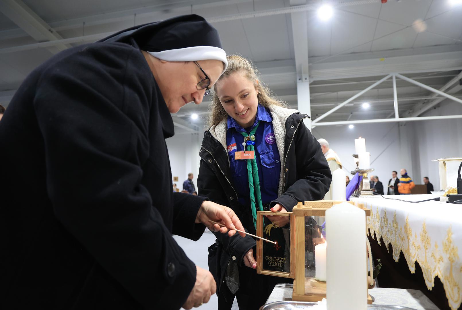 Svjetlo koje putuje tisućama kilometara stiglo pred katedralu