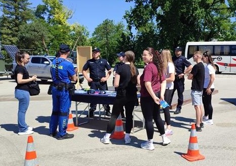 Vinkovački „Lenije“ ugostio Dan otvorenih vrata policije: Mladi upoznali put do policijske uniforme