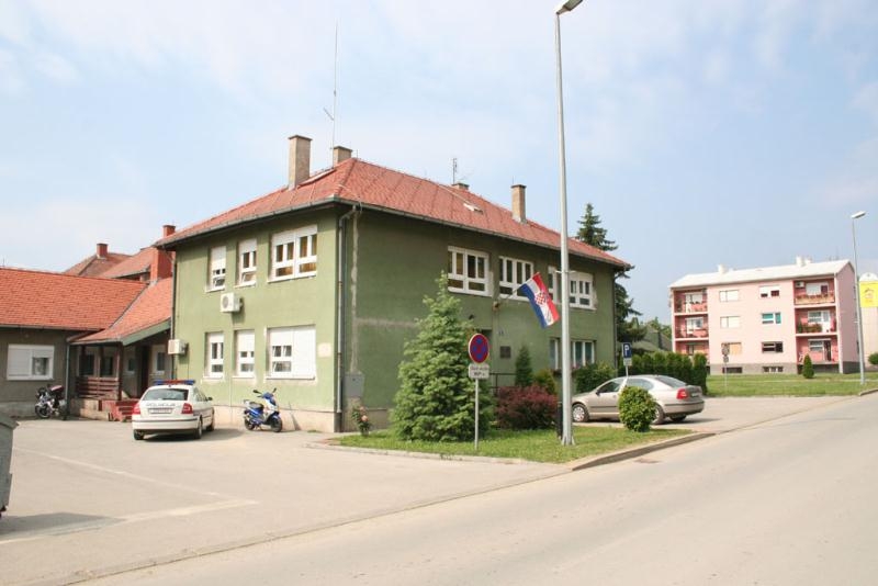 Bez vozačke i kacige vozio moped, odbio alkotest i vrijeđao policajce
