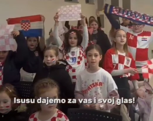 VIDEO: Marijina djeca pjesmom bodrila hrvatske rukometaše
