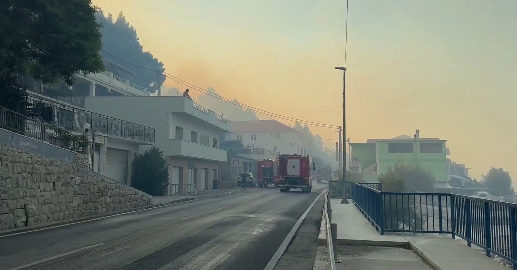 Veliki požar kod Jesenica pod kontrolom – 150 vatrogasaca i kanaderi spasili kuće i šumu