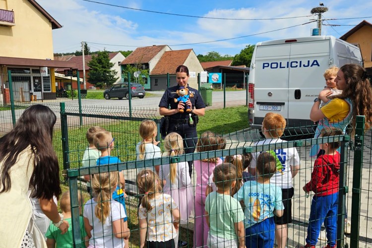 Kad policija pokuca na vrata vrtića: Osmijesi, pitanja i sirene!