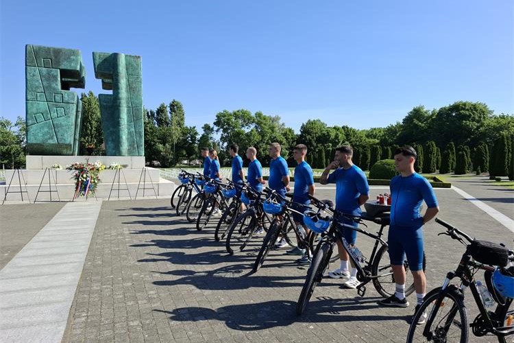Budući policajci prenose vječni plamen iz Vukovara u Zagreb