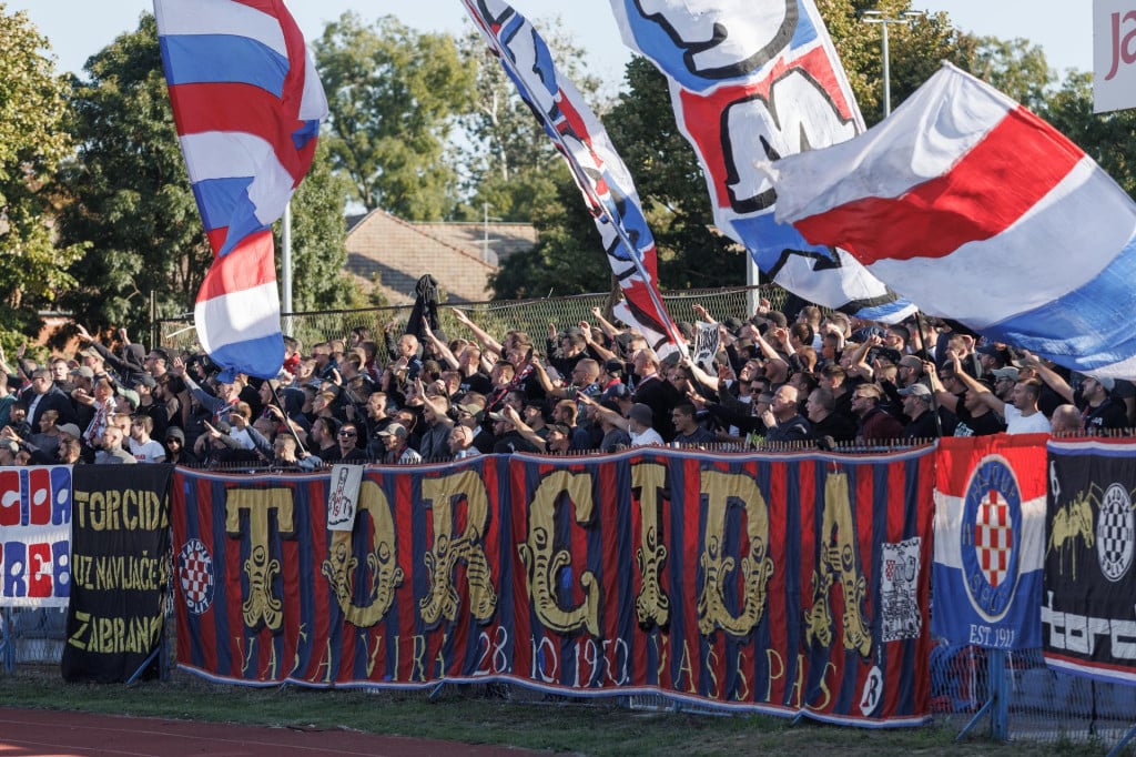 NEREDI U VINKOVCIMA: Baklje, rakete i oštećene tribine