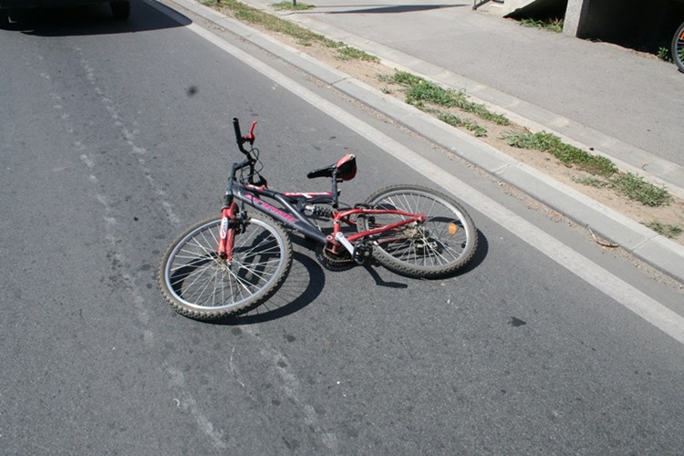Dijete biciklom izletjelo s nogostupa i udarilo u automobil, vozač završio u zaštitnoj ogradi
