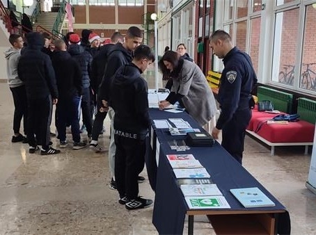 Policija i stručnjaci zajednički upozoravaju mlade na ovisnosti