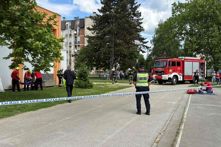 Nakon nedavnih dojava o bombama održana vježba evakuacije škole u Novoj Gradiški