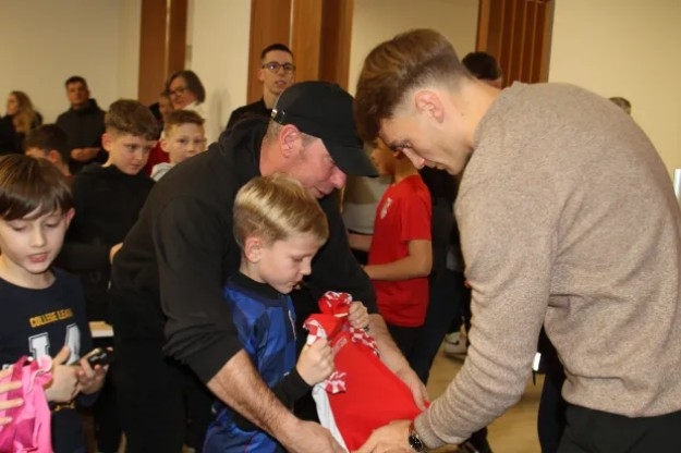 Našice čekale Fruka do mraka: pedesetak djece dočekalo najboljeg igrača HNL-a