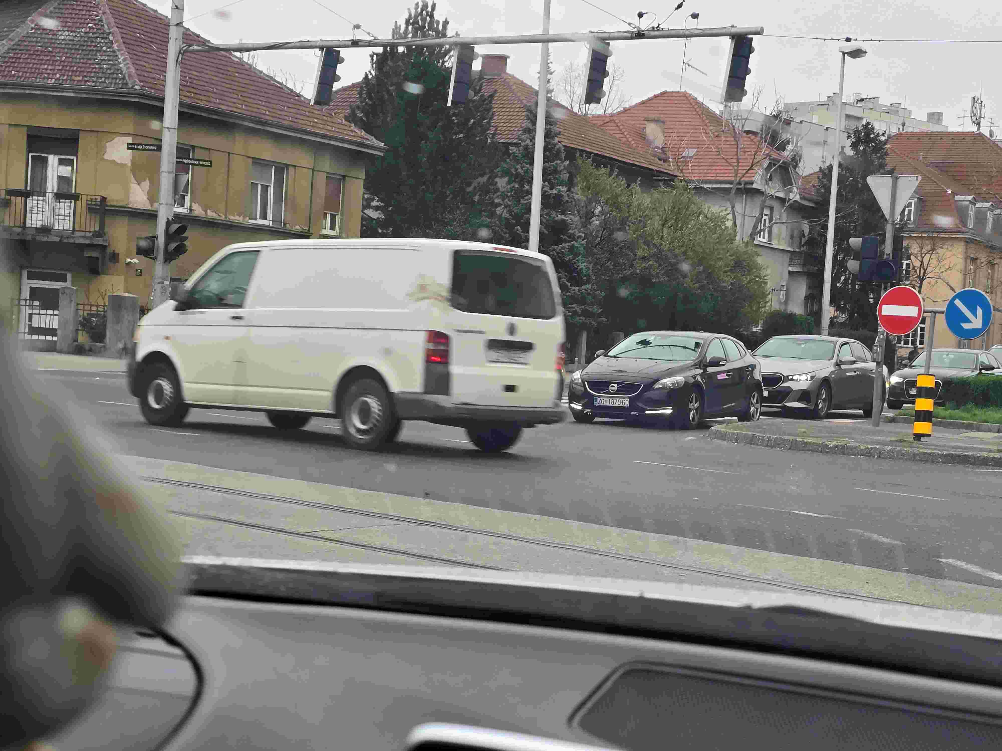 Semafori u kvaru, policije nema: kaos na Zvonimirovoj i Heinzlovoj