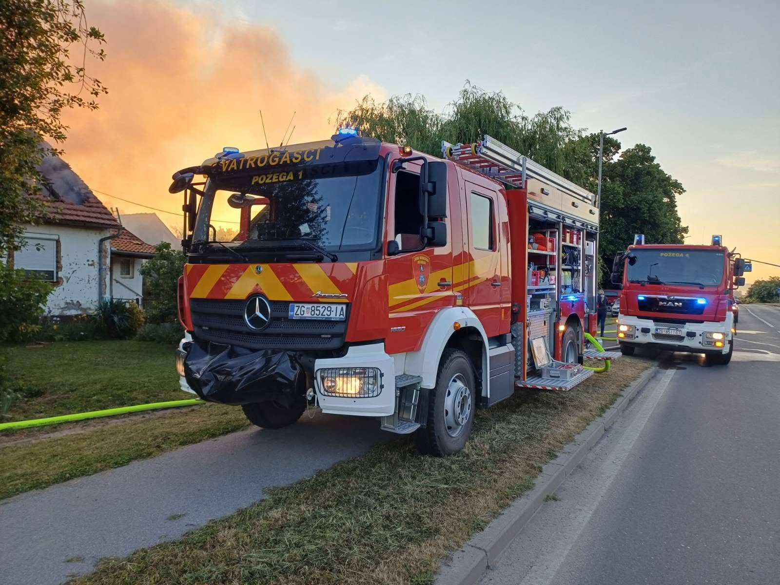 Grom udario u kuću, požar se proširio na još dva krovišta