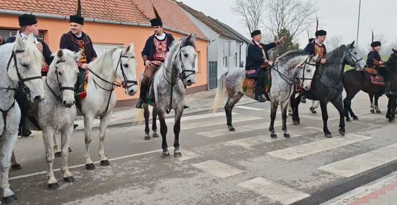 Županjom odjeknuli topot kopita i bećarci
