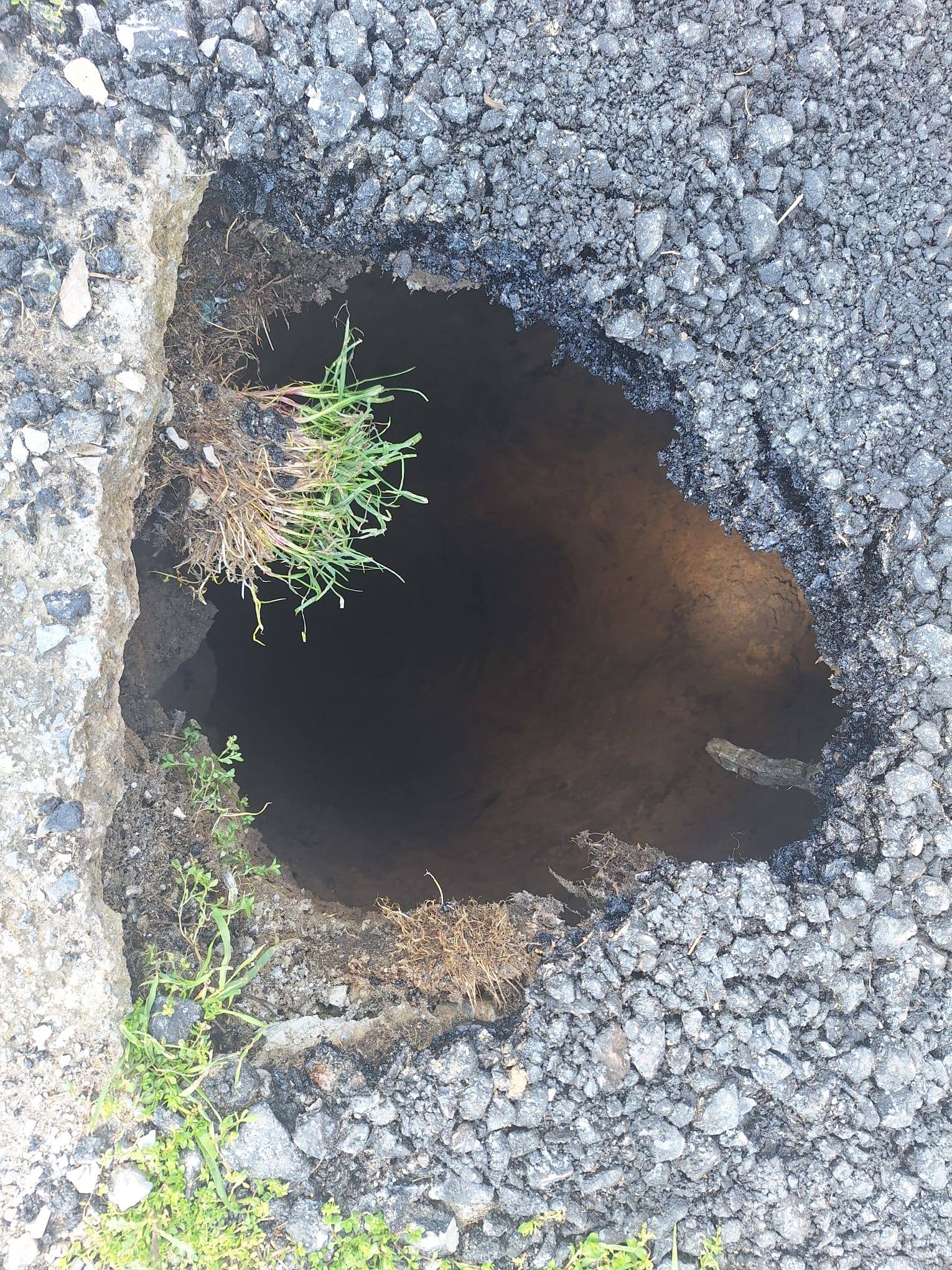 Velika rupa otvorila se u centru Lovasa: Tlo propalo više od 10 metara