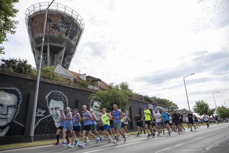 Ultramaratonci krenuli iz Vukovara na 227 kilometara dug put u spomen žrtvama Vukovara i Srebrenice