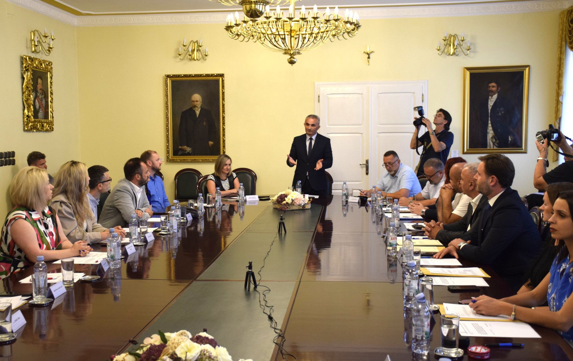 Dok građani stežu remen, gradonačelnik diže plaću