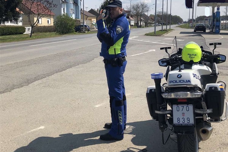 Dvije vozačice jurile gotovo dvostruko brže od dopuštenog, ostale bez vozačke na mjesec dana