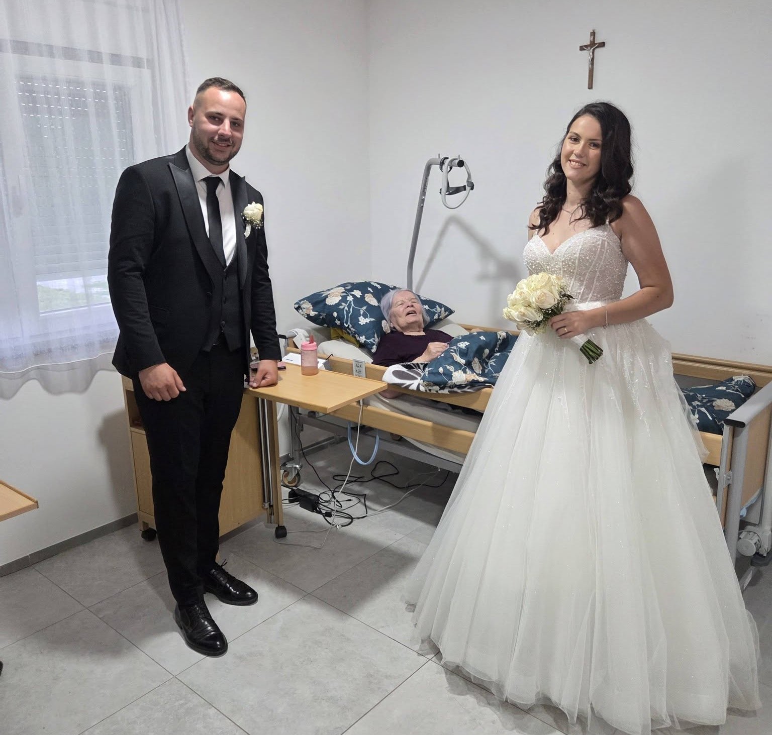 U vjenčanici stigla u dom za starije