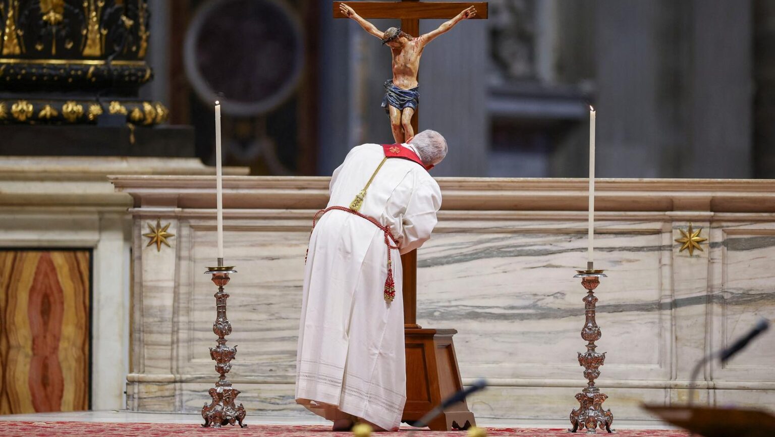 Papa bos pred Križem: gesta koja seže stoljećima unatrag i nosi duboku simboliku