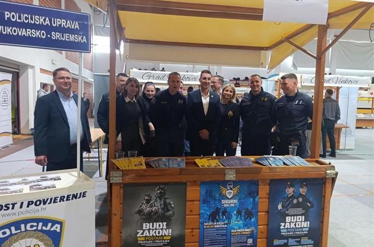 Policija u Vinkovcima predstavila zanimanje mladima na sajmu obrazovanja