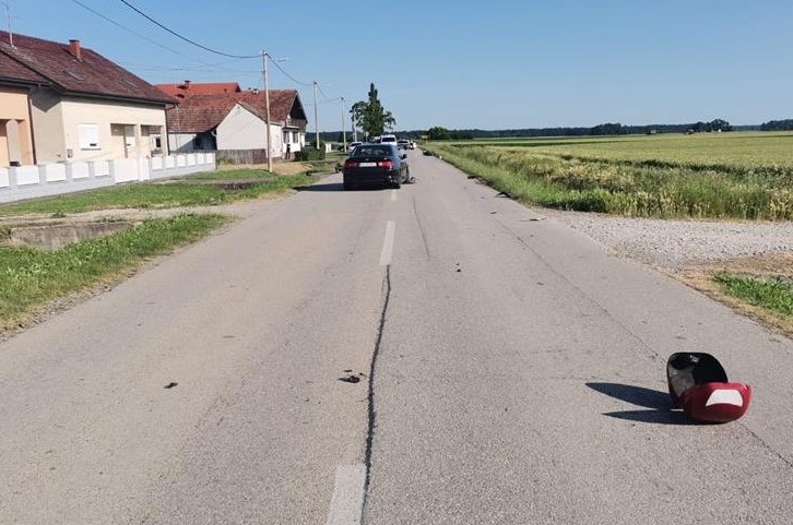 Tragična nesreća u Privlaci: Poginula vozačica mopeda
