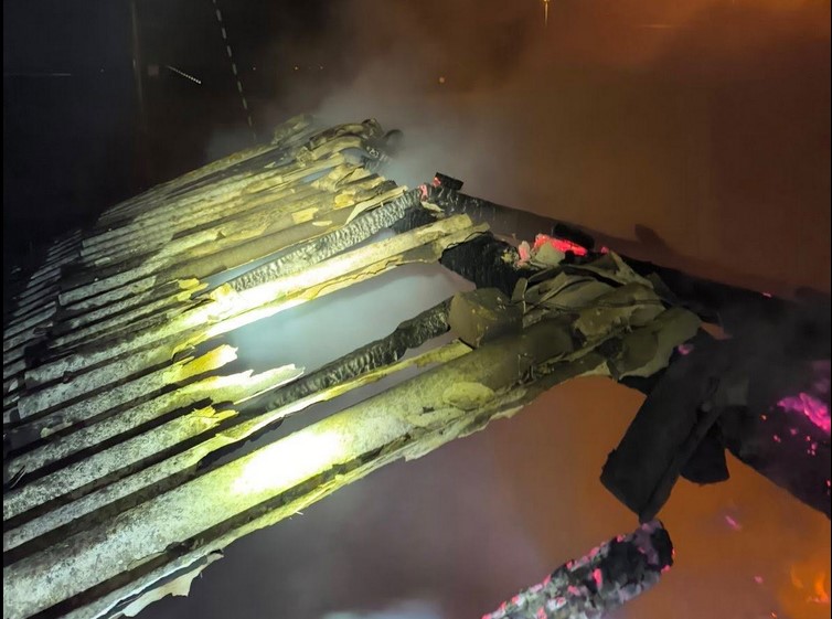 Požar u Slatini: Brzom intervencijom spriječeno širenje vatre na kuću