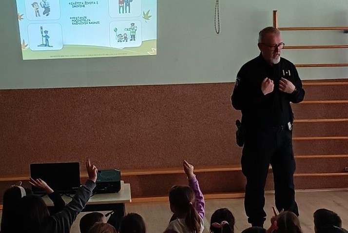 Mališani iz vrtića „Maslačak“ učili o prometu kroz igru