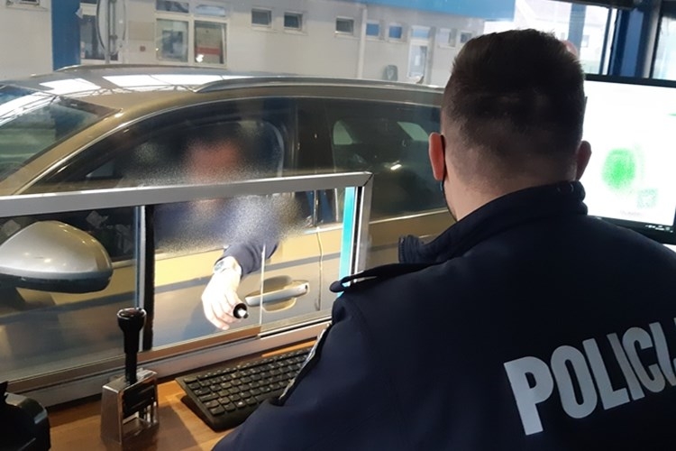 Na Staroj Gradiški pao vozač iz BiH: u putovnici imao krivotvorene granične štambilje