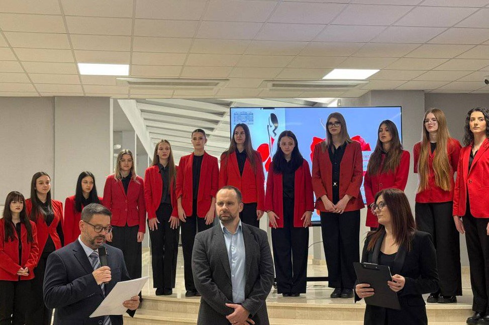 „Žene u crvenom“ – izložba posvećena borbi protiv moždanog udara kod žena