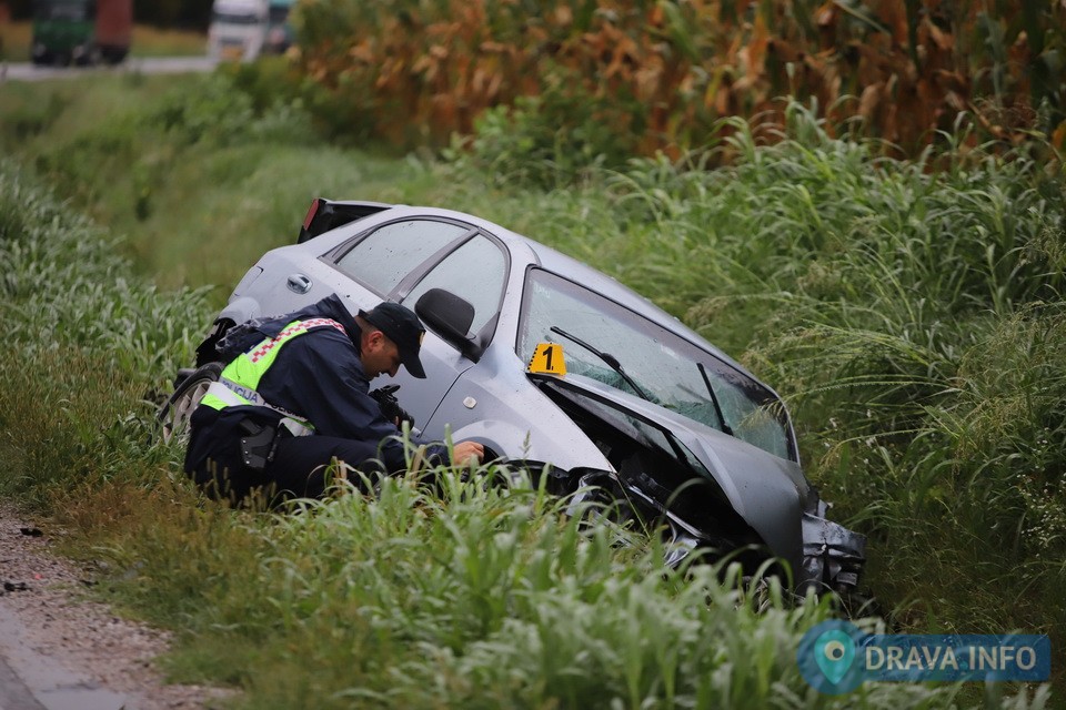 Pretjecanje završilo sudarom i slijetanjem u kanal — 14-godišnjak lakše ozlijeđen