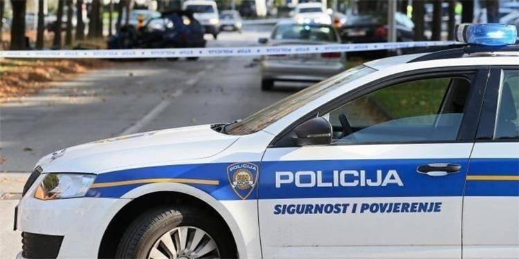 Teška prometna nesreća u Radovanju: vozilo udarilo u više objekata, policija na terenu