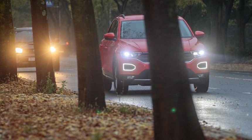 TKO MORA VOZITI S UPALJENIM SVJETLIMA