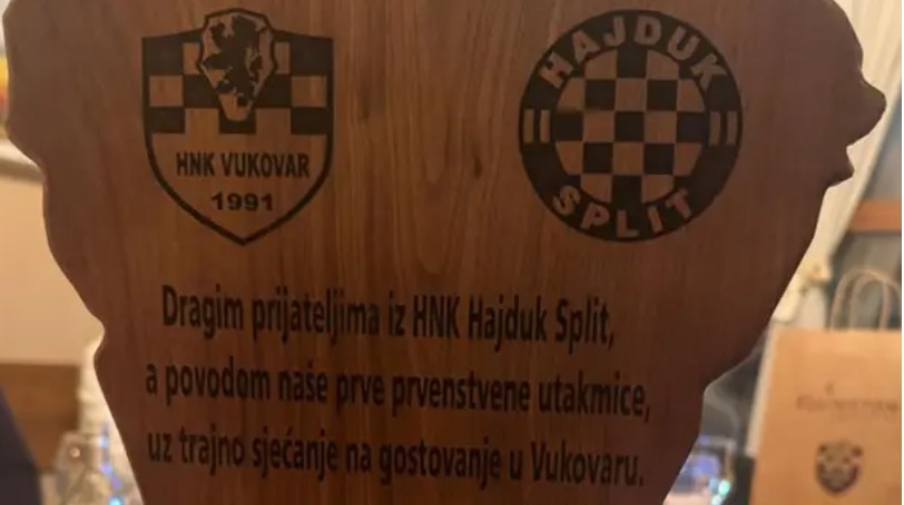 Vukovar otvorio srce Hajduku: Dres, Vodotoranj i otvorene tribine kao poruka prijateljstva