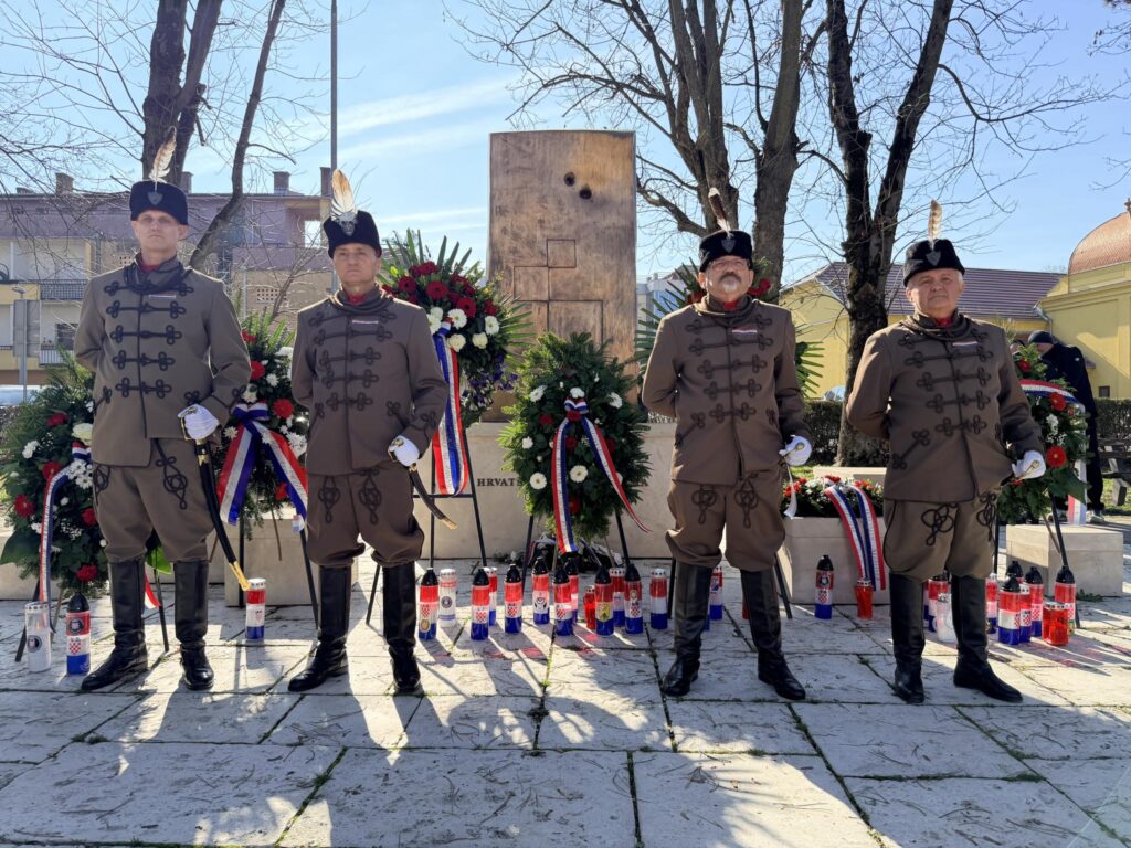 Vinkovci odali počast poginulim pripadnicima HOS-a: „Njihova imena nikada ne smiju biti zaboravljena“