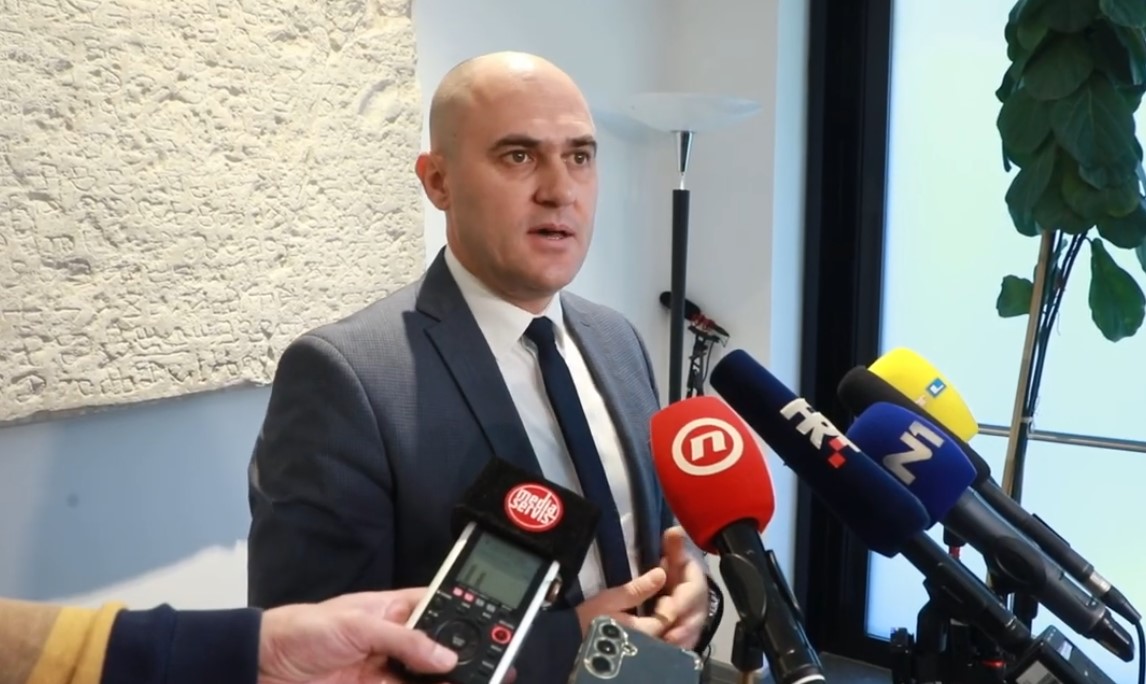 Pucanj u prazno ili lonci na ulici?